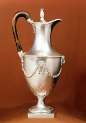 Chocolatière, avec design repoussé et ciselé, style Adam, 1773-4